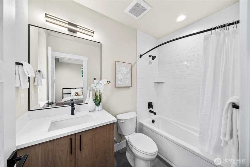 Property photo for 537 NW Juniper Street, Issaquah photo 28