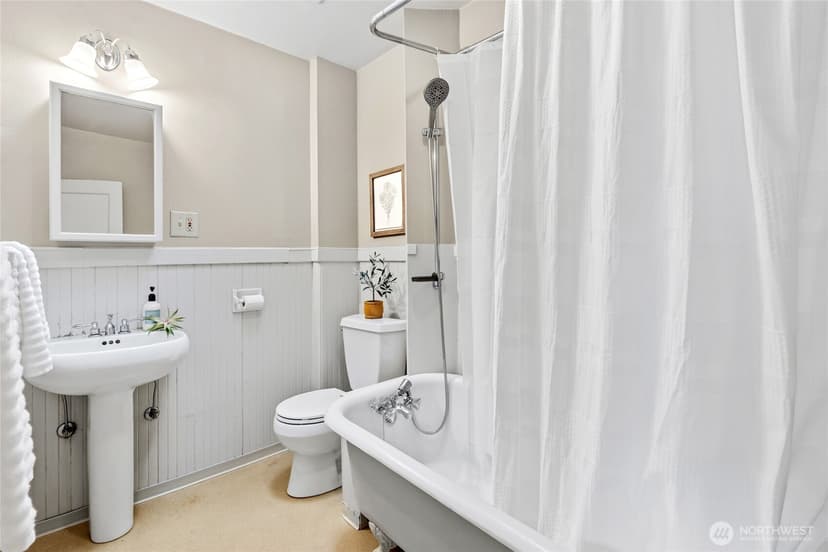 Property photo for 4051 19th Avenue SW, Seattle photo 24