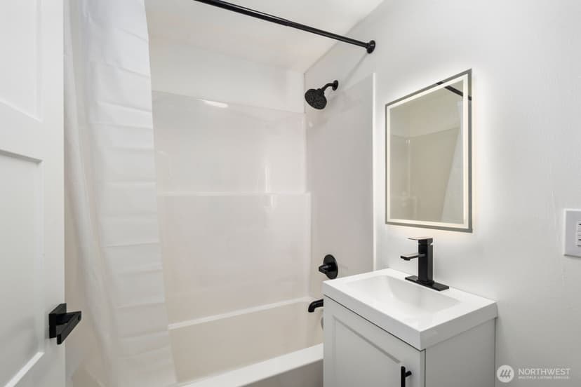 Property photo for 1747 1/2 NE 147th St, Shoreline photo 28