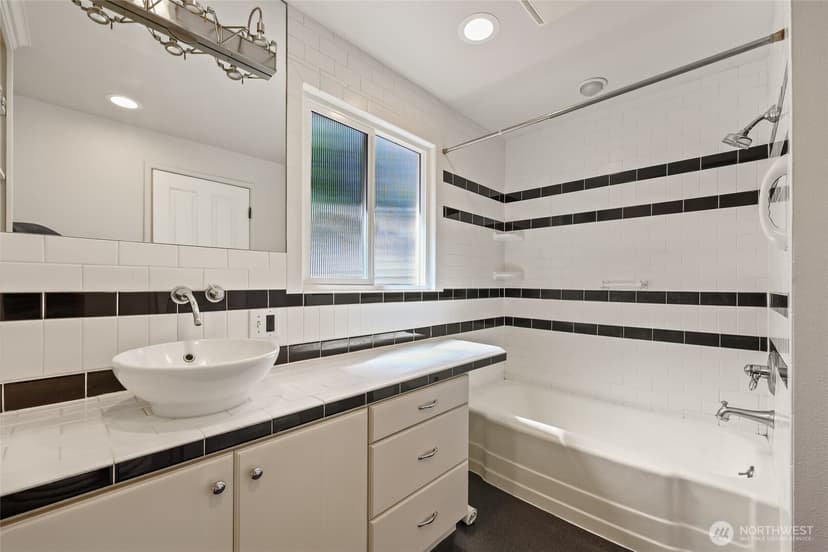 Property photo for 10004 Lake Steilacoom Drive SW, Lakewood photo 11