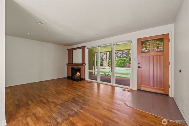Property photo for 10004 Lake Steilacoom Drive SW, Lakewood photo 2