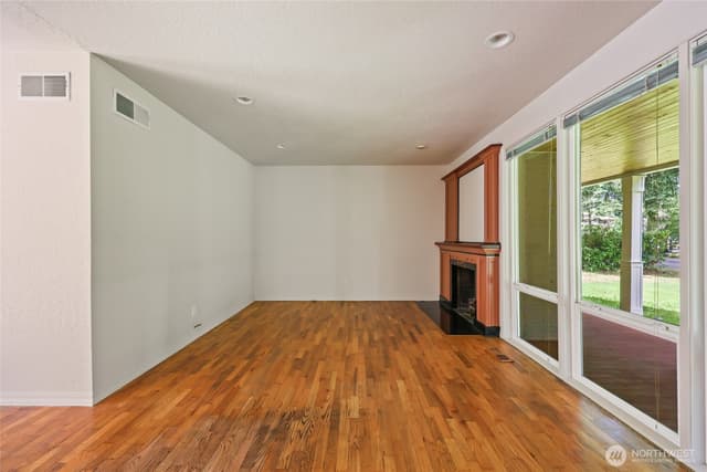 Property photo for 10004 Lake Steilacoom Drive SW, Lakewood photo 3