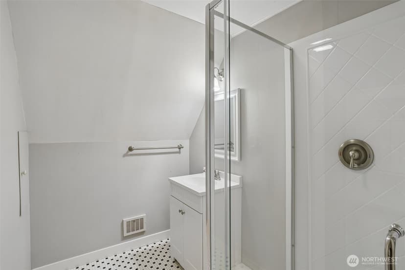 Property photo for 739 N 165th Street, Shoreline photo 19