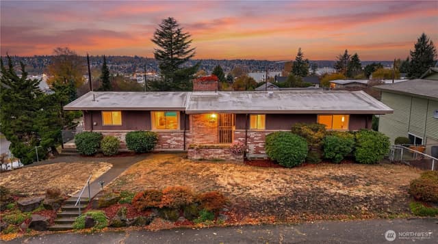 Property photo for 1401 Lincoln Avenue NE, Renton photo 2