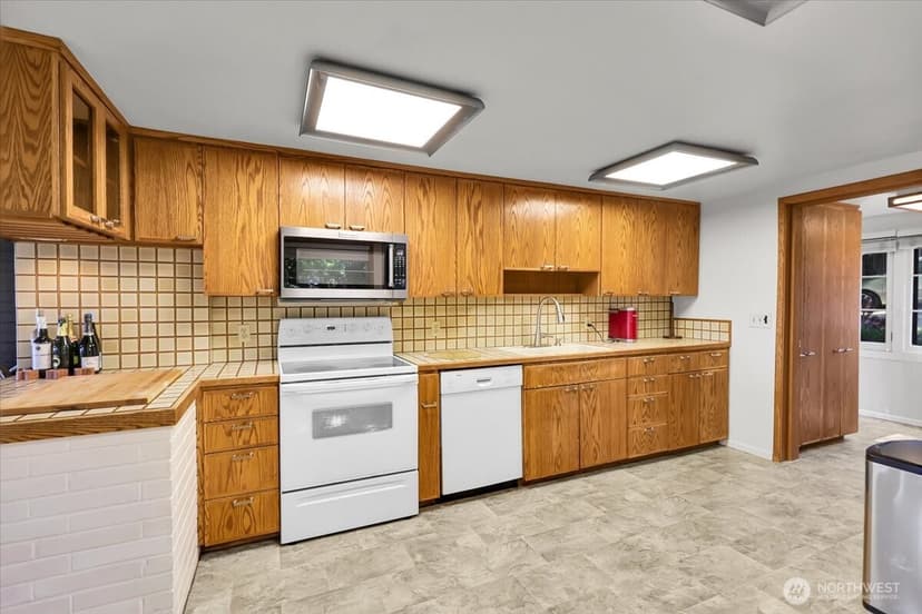 Property photo for 15402 Rose Road SW, Lakewood photo 9