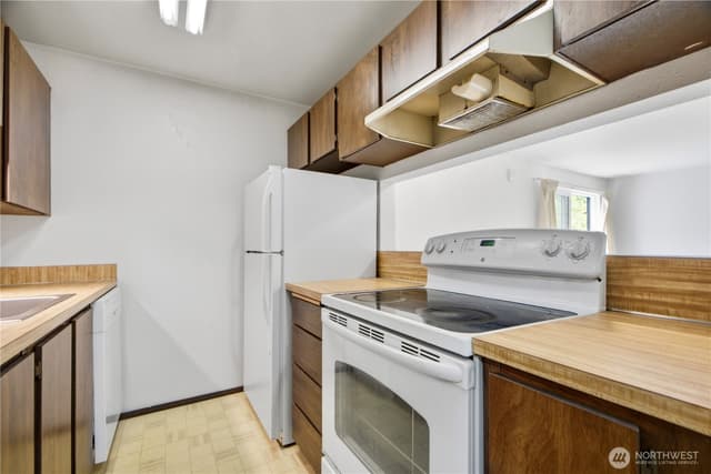 Property photo for 9558 Greenwood Avenue N #309, Seattle photo 4