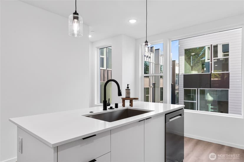 Property photo for 12512 35th Avenue NE #B, Seattle photo 16