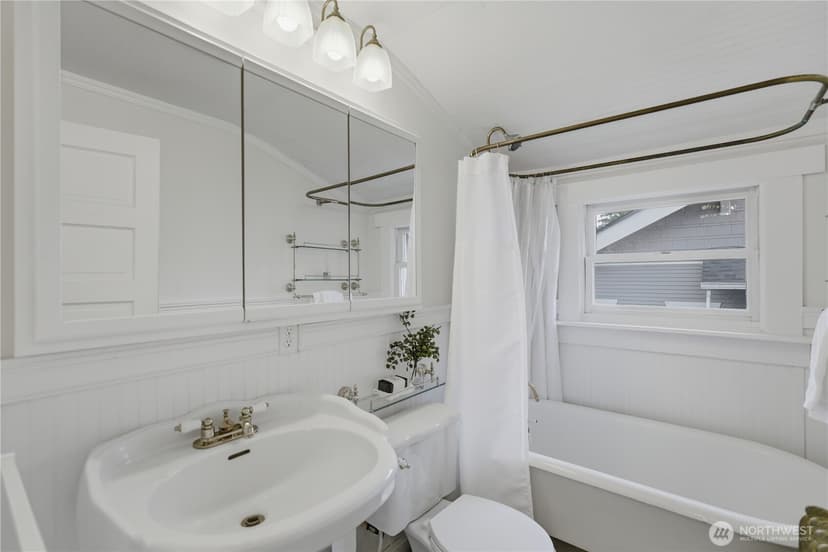 Property photo for 2412 2nd Avenue W, Seattle photo 15