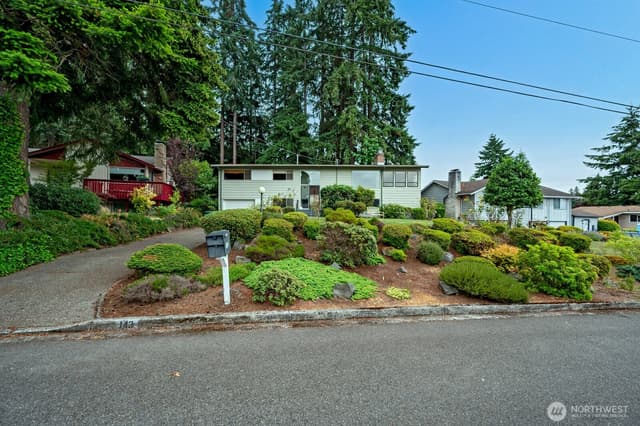 Property photo for 143 S 297th Place, Federal Way photo 2