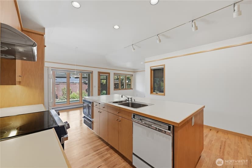 Property photo for 7025 43rd Avenue NE, Seattle photo 6