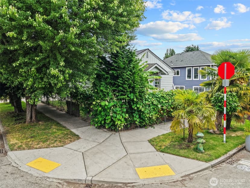 Property photo for 1002 S Sullivan Street, Seattle photo 11