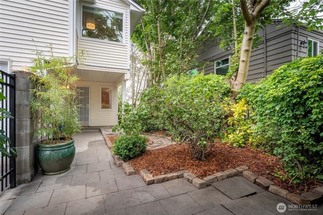 Property photo for 831 19th Avenue S, Seattle photo 2