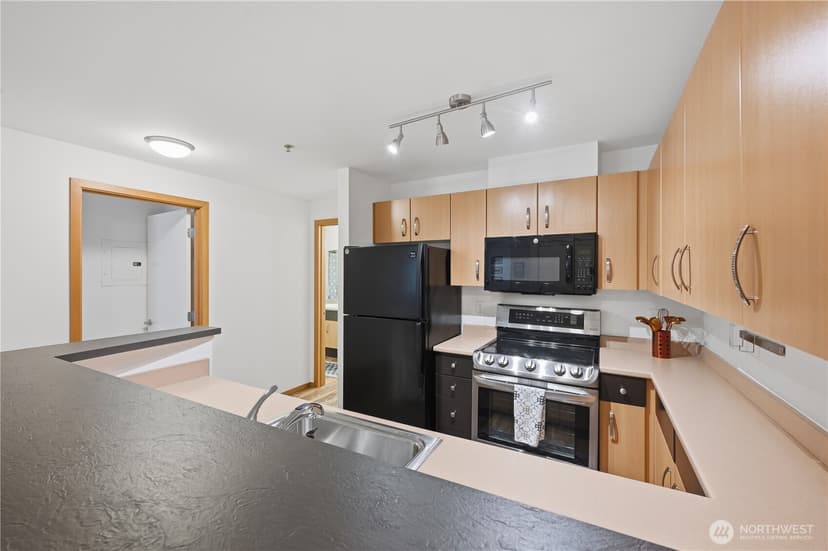 Property photo for 4020 Aurora Avenue N #304, Seattle photo 6
