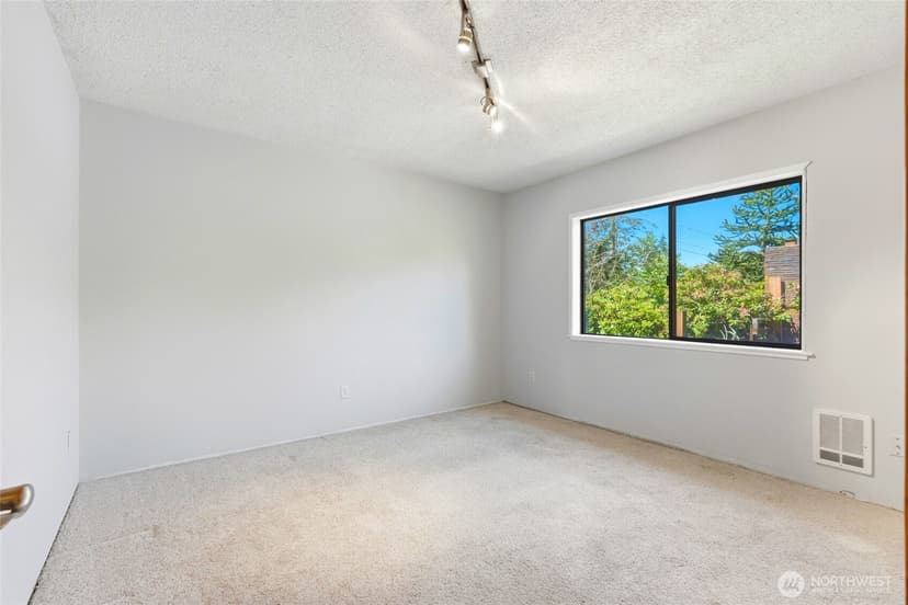 Property photo for 423 106th Place SW, Everett photo 16