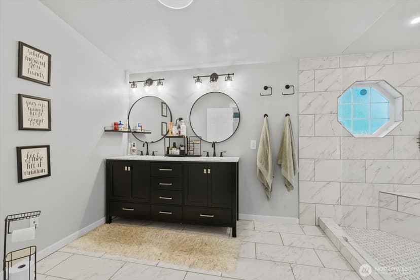 Property photo for 18612 72nd Avenue NE, Kenmore photo 27