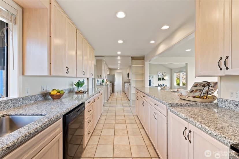 Property photo for 2368 Soundview Drive, Langley photo 11