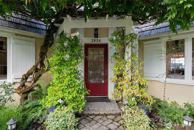 Property photo for 3824 48th Avenue NE, Seattle photo 3