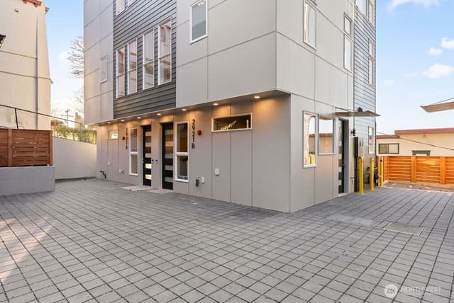 Property photo for 2921 Franklin Avenue E #B, Seattle photo 3