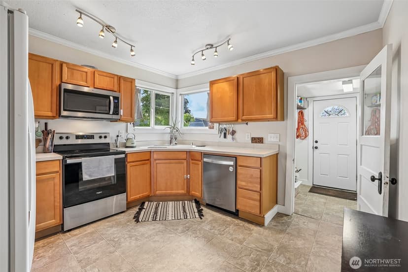 Property photo for 10434 11th Avenue Ct S, Tacoma photo 2