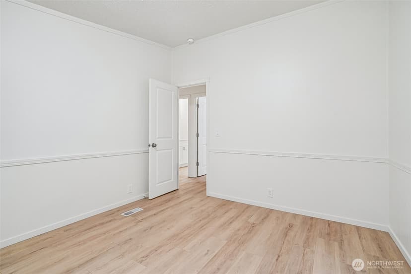 Property photo for 215 105th Avenue E, Edgewood photo 20
