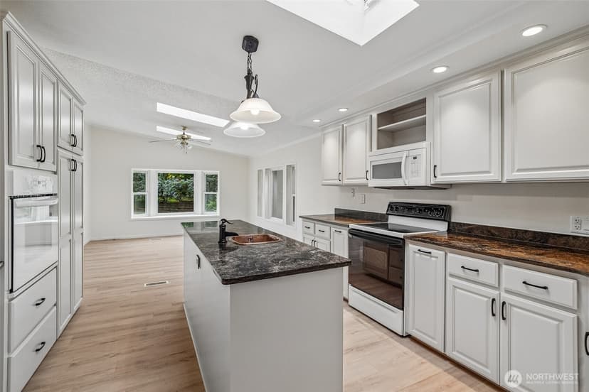 Property photo for 215 105th Avenue E, Edgewood photo 4