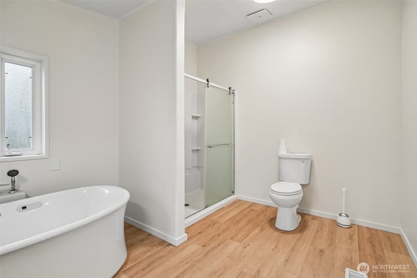 Property photo for 215 105th Avenue E, Edgewood photo 9