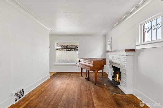 Property photo for 4055 Latona Avenue NE, Seattle photo 4