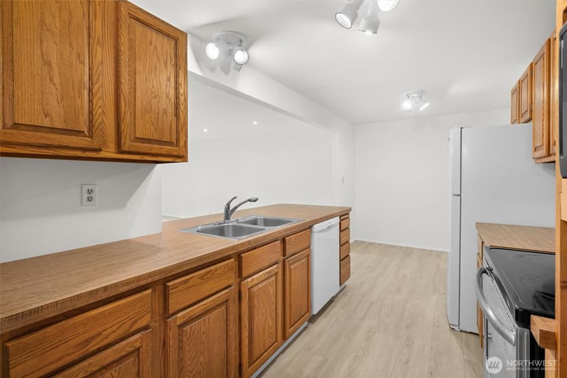Property photo for 16811 1st Avenue NW, Shoreline photo 5