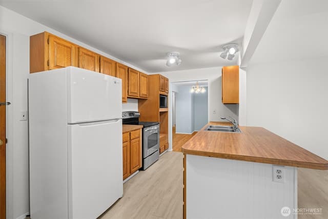 Property photo for 16811 1st Avenue NW, Shoreline photo 4