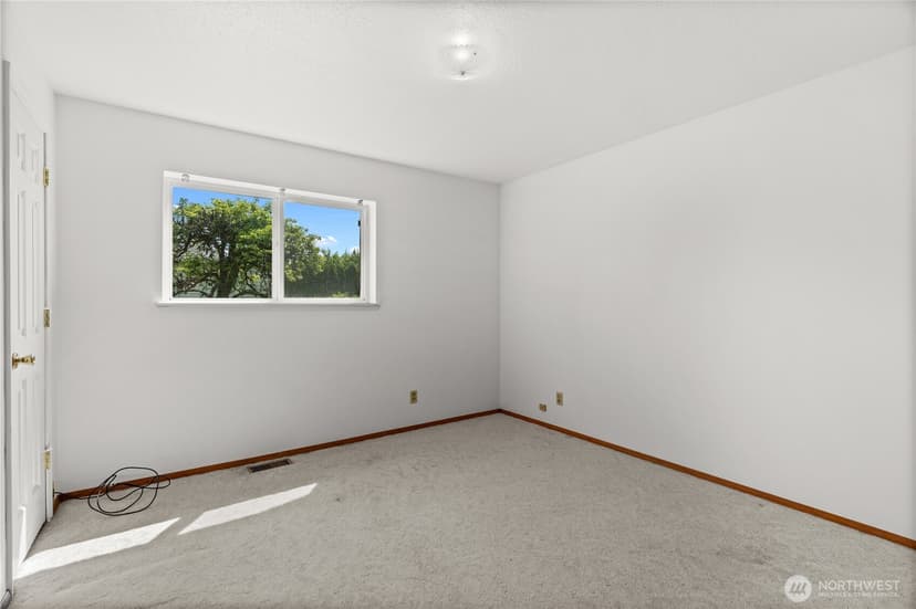 Property photo for 926 6th Avenue SW, Puyallup photo 14
