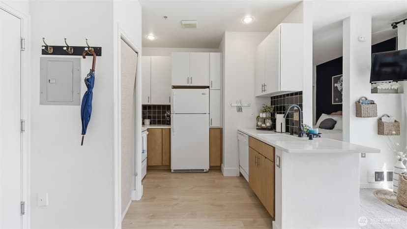 Property photo for 2414 1st Avenue #702, Seattle photo 13