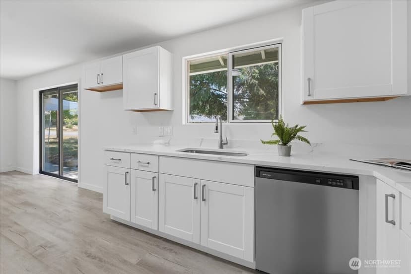 Property photo for 11407 Farwest Drive SW, Lakewood photo 11