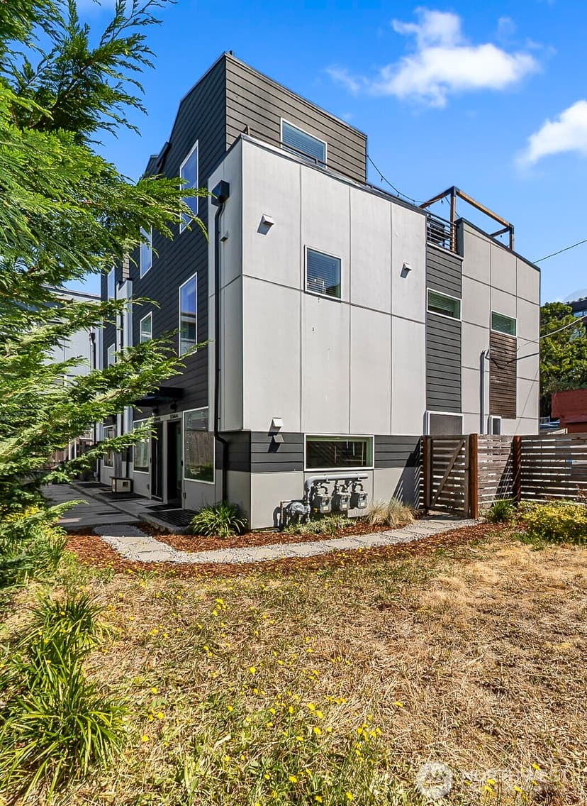 Property photo for 5244 Brooklyn Avenue NE #A, Seattle photo 25