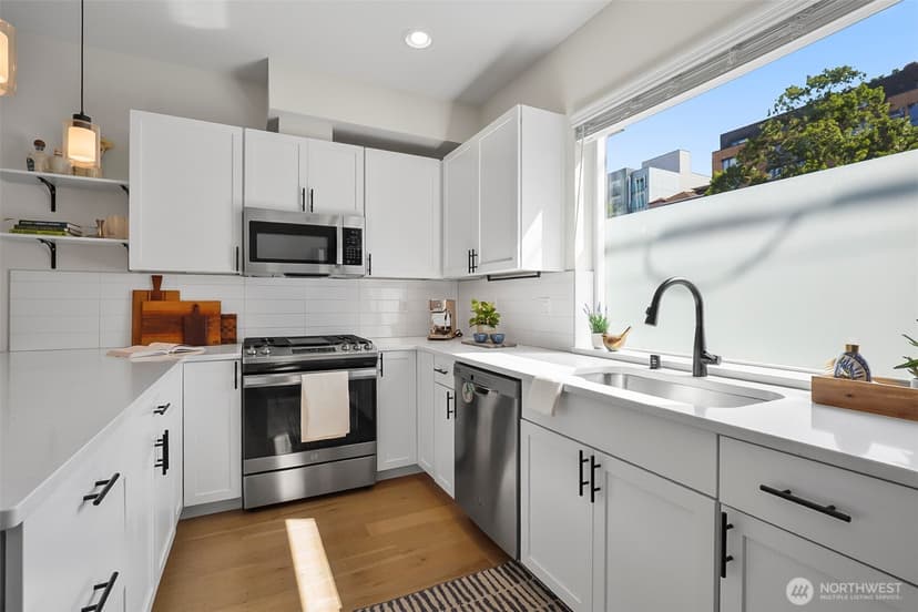 Property photo for 5244 Brooklyn Avenue NE #A, Seattle photo 6