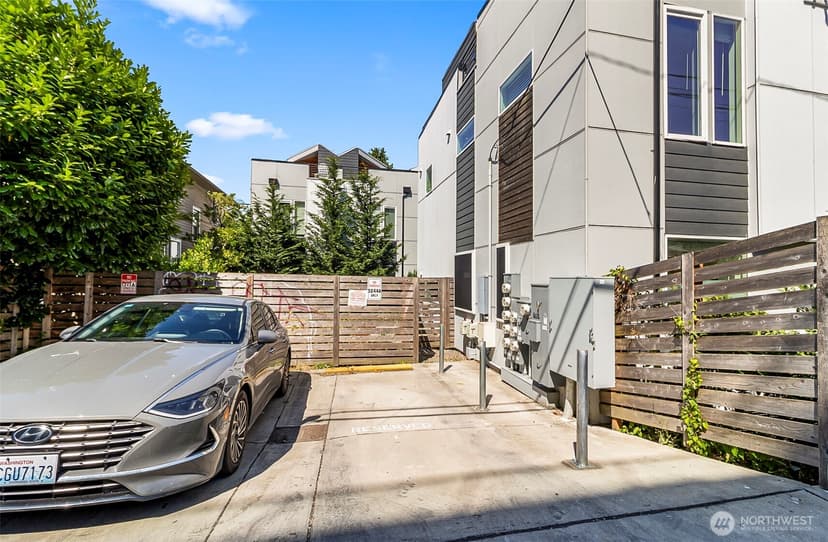 Property photo for 5244 Brooklyn Avenue NE #A, Seattle photo 24