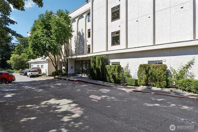 Property photo for 10129 Main St, Bellevue photo 4