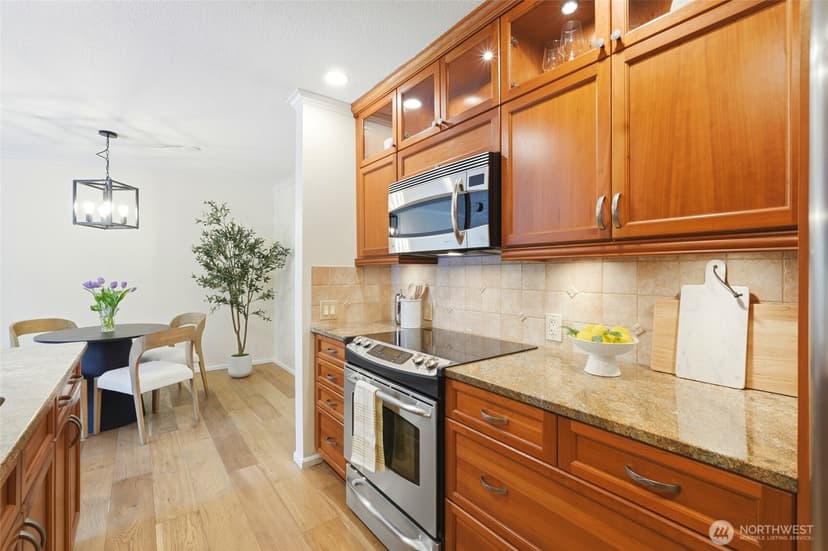 Property photo for 6333 Lake Washington Boulevard NE #304, Kirkland photo 2
