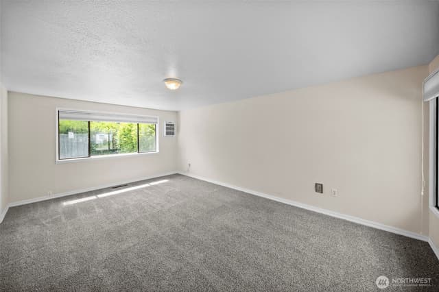 Property photo for 15205 Grant Avenue SW, Lakewood photo 4