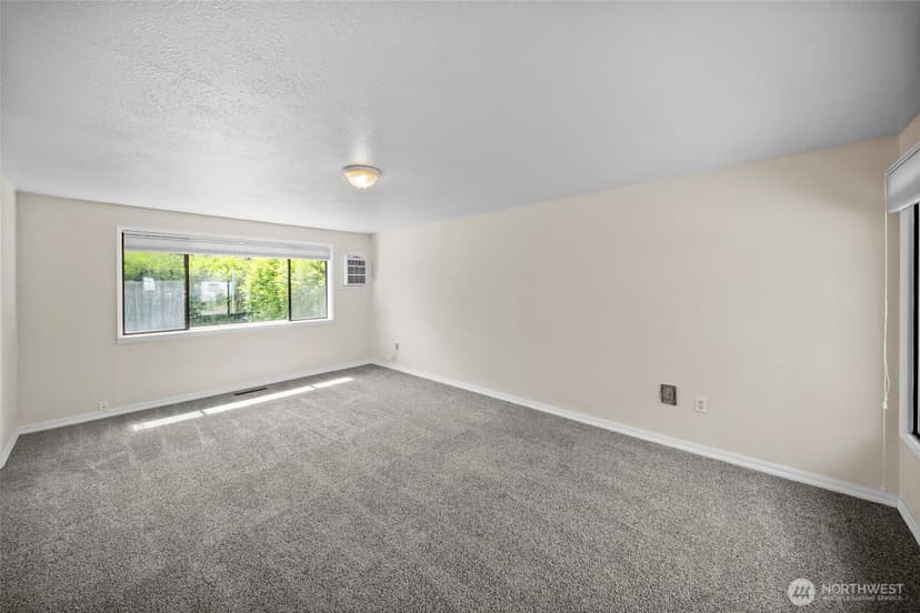 Property photo for 15205 Grant Avenue SW, Lakewood photo 4