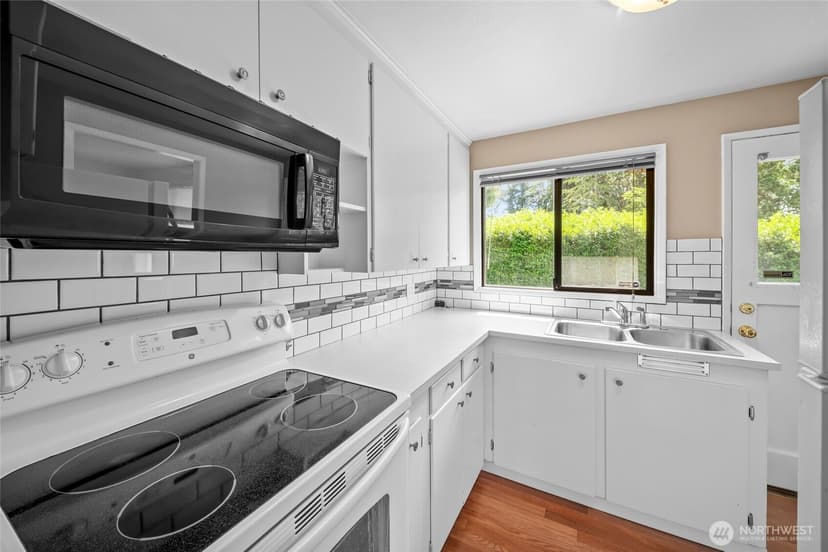 Property photo for 15205 Grant Avenue SW, Lakewood photo 7