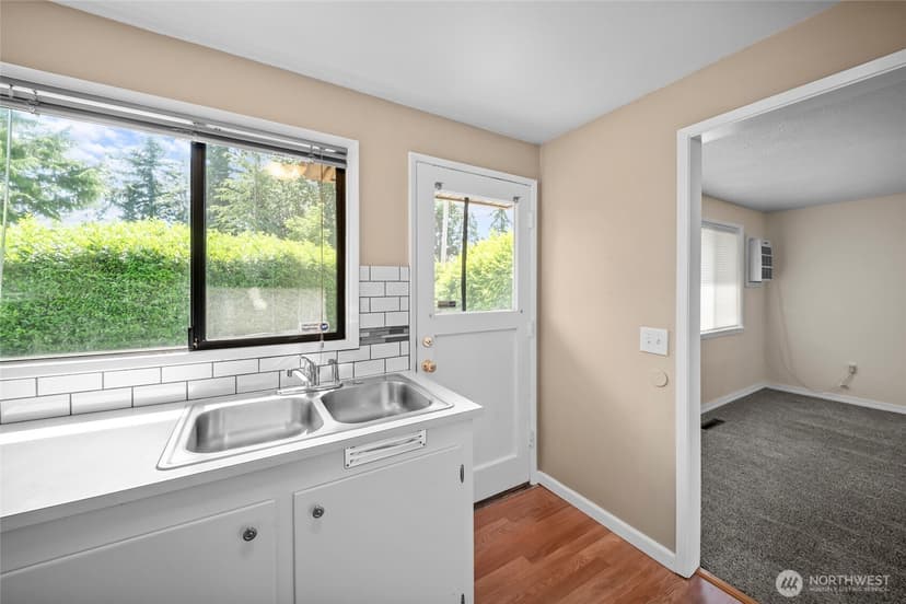 Property photo for 15205 Grant Avenue SW, Lakewood photo 9