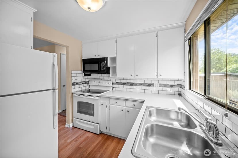 Property photo for 15205 Grant Avenue SW, Lakewood photo 8