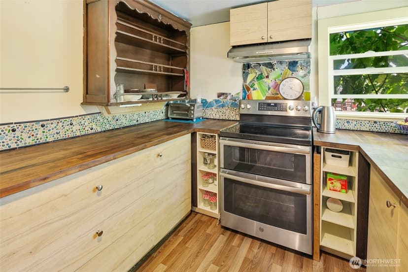 Property photo for 1235 S 101st Street, Seattle photo 8