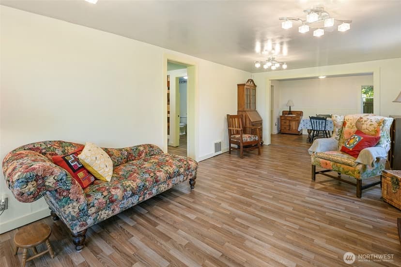Property photo for 1235 S 101st Street, Seattle photo 6