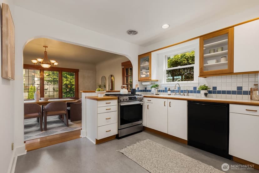 Property photo for 2706 1st Avenue W, Seattle photo 18