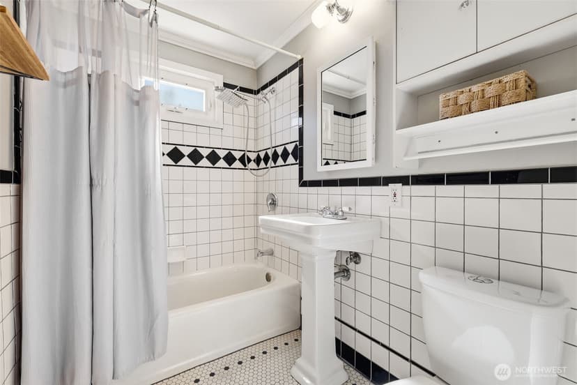 Property photo for 8257 Interlake Avenue N, Seattle photo 19