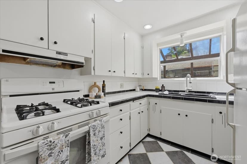 Property photo for 15804 35th Avenue NE, Lake Forest Park photo 19