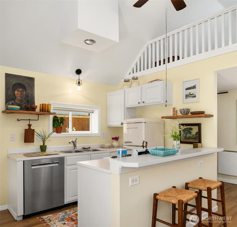 Property photo for 13337 25th Avenue NE, Seattle photo 6