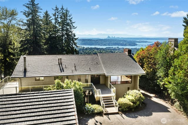 Property photo for 4736 Somerset Avenue SE, Bellevue photo 2