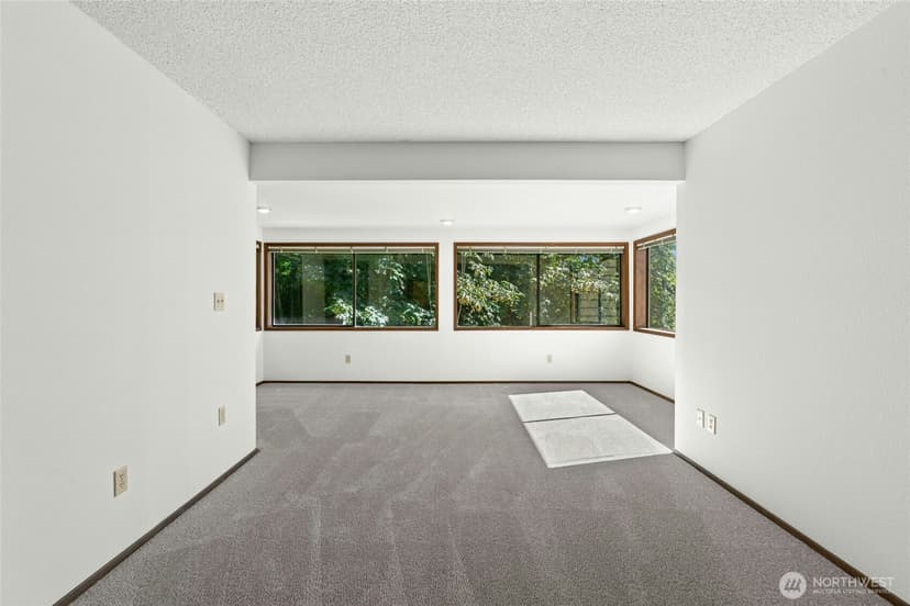 Property photo for 4736 Somerset Avenue SE, Bellevue photo 14